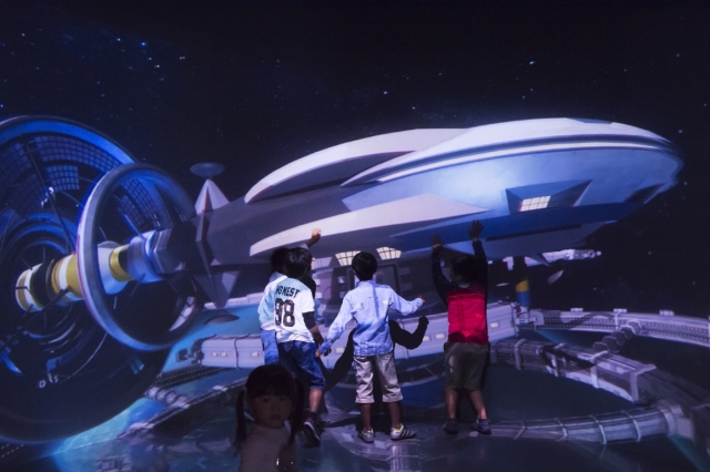 フロンティアシアター:大画面で宇宙やロケットの映像体験ができる。