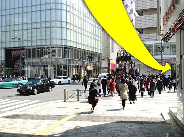 首都高をくぐり横断歩道を渡りマロニエゲート銀座を右に曲がります。
