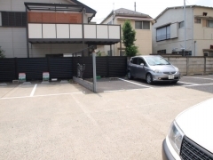 柵の右隣車止めにライフバケーションと記載あるのが当店専用駐車場です。