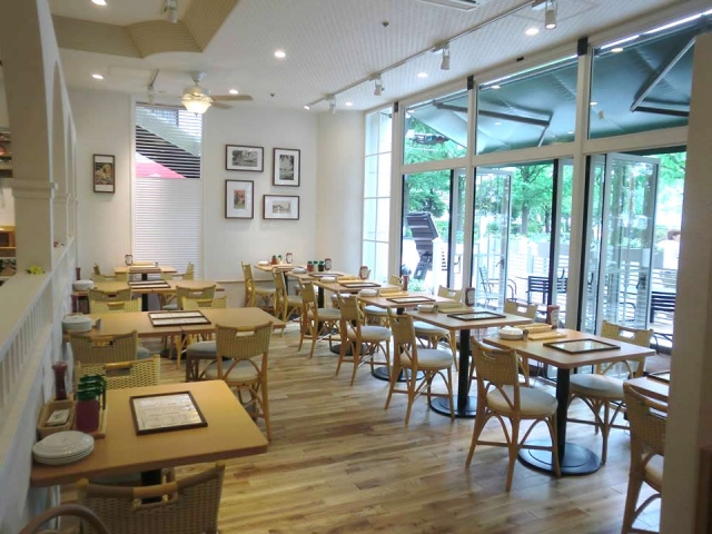 山下公園にある開放的な店内は、横浜にいながら自然を感じることができます