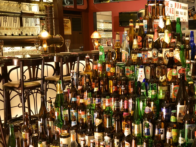店内にそびえるビールタワー
