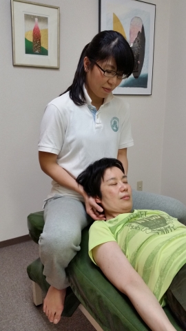 首の8通りの関節の動きを調べて、調整。腰痛や肩こりに、効果あり!!