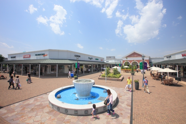 国内外の著名ブランドが約180店!