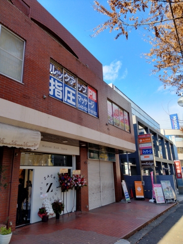 みずほ銀行様隣接、野村證券様隣の赤レンガ風建物の2階です♪