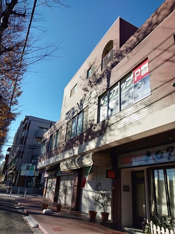 当店は2階です。1階にはチャンプカメラ様がございます。