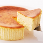 当店人気のチーズケーキ 年間約1万8千ホールを販売する人気商品です。
