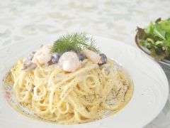 きのことエビのチーズクリームパスタ(サラダ付)950円