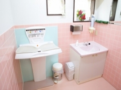 女性用のお手洗いにはベビーシートも設置しています。